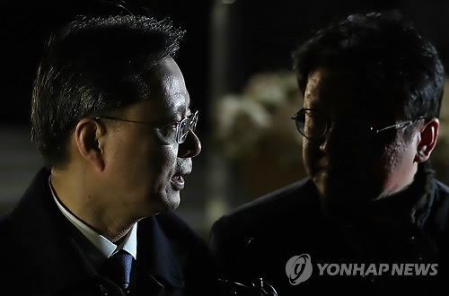 질문에 답하는 우병우
