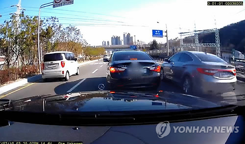 양보 안한다고 지그재그 운전·급정거
