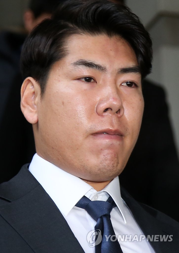 굳은 표정의 강정호