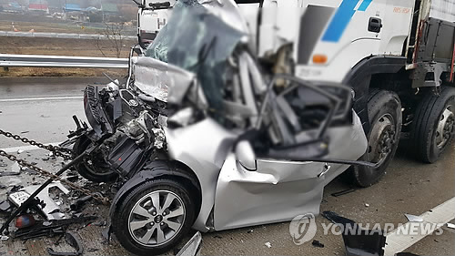 중부내륙고속道서 차량 4대 추돌…일가족 3명 숨져