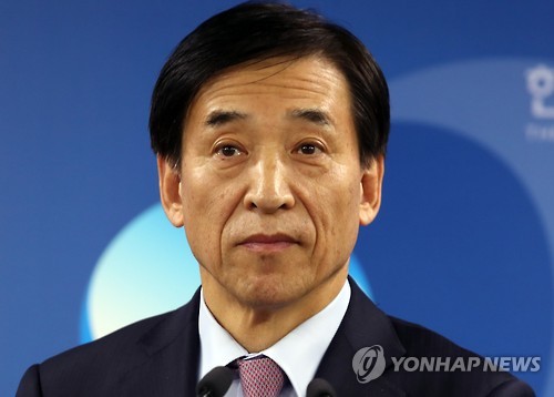 기자들의 질문 듣는 이주열 총재
