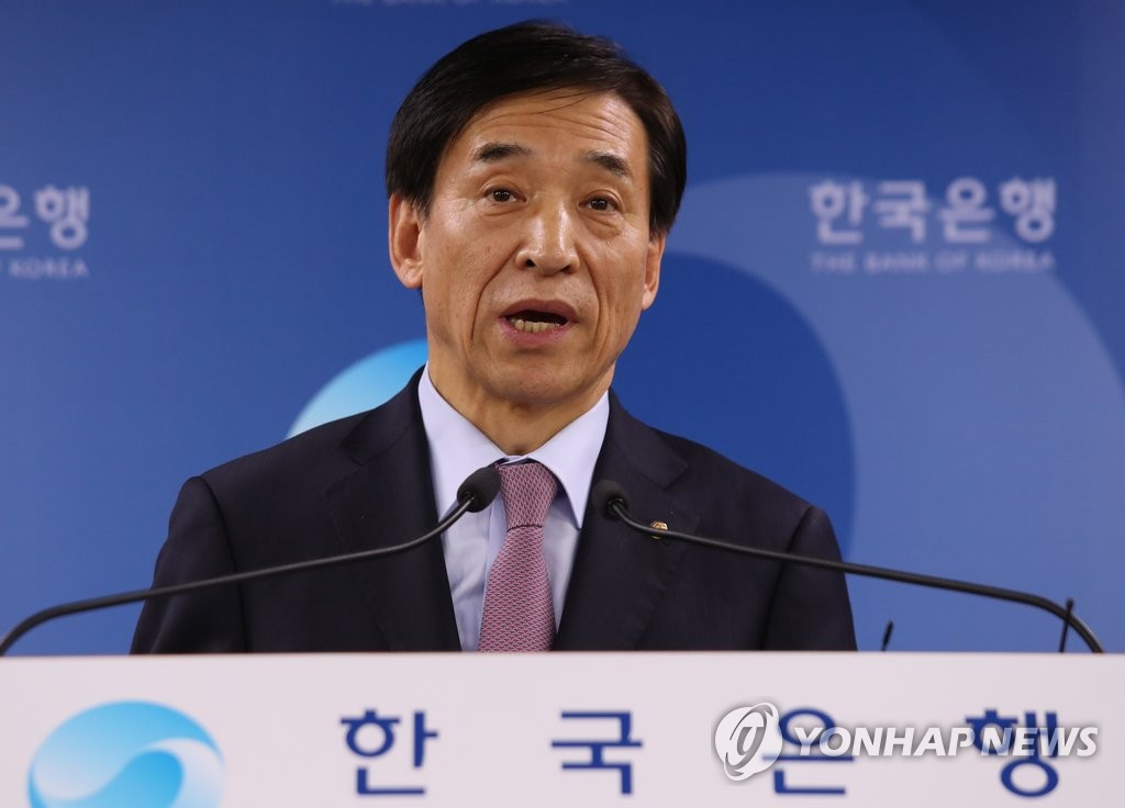 기준금리 유지배경 설명하는 이주열 총재