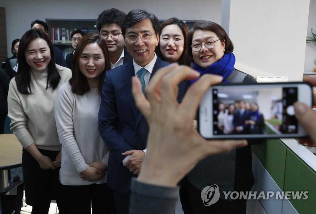당직자들과 기념촬영하는 안희정
