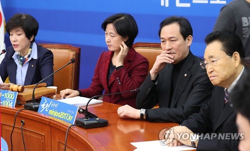 특검연장 불가에 굳은 표정의 민주당 지도부
