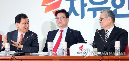 얘기 나누는 인명진-정우택-이현재