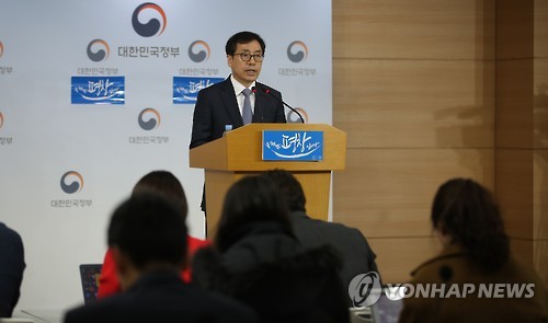 발표하는 총리 공보실장