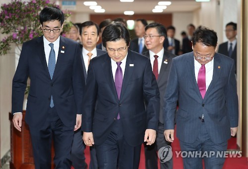 굳은 표정으로 국무회의 참석하는 국무위원