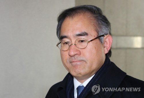 굳은 표정으로 향하는 김상률