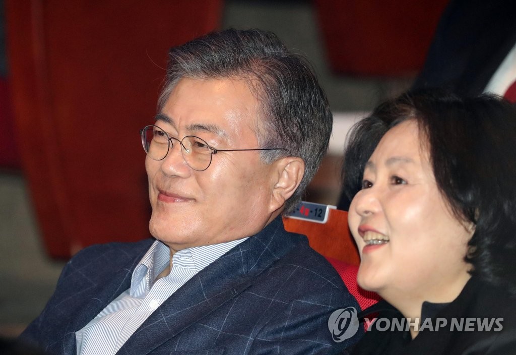 더불어민주당 대선 후보 문재인(왼쪽)과 아내 김정숙씨 [연합뉴스 자료사진]