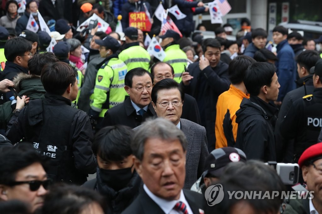 삼성동 사저 도착한 전직 대통령비서실장