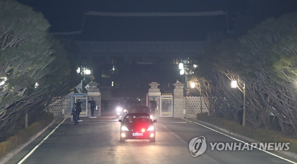 캄캄한 청와대를 뒤로 하고