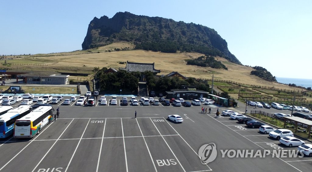 '사드 보복'에 한산한 성산 일출봉 주차장