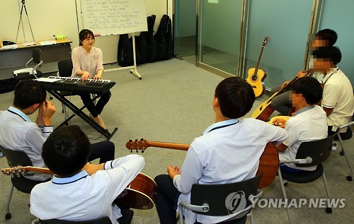 음악교육을 받는 청소년들
