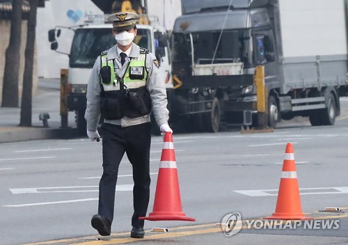 집회 앞두고 교통 통제 준비하는 경찰