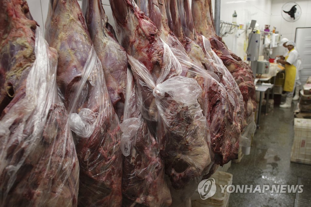 브라질 브라질리아의 한 육류판매점에서 직원들이 고기를 손질하는 모습[AP=연합뉴스]