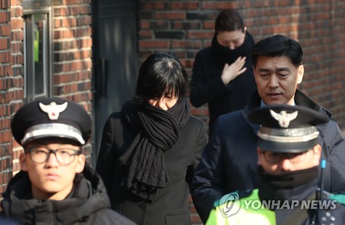 오늘도 출근한 '미용자매'