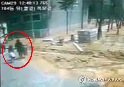 8살 여자 초등생 살해한 17살 여자 이웃(오른쪽)