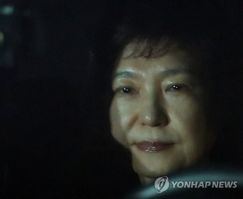 뇌물수수 등 혐의로 구속영장이 발부된 박근혜 전 대통령이 2017년 3월 31일 오전 검찰 차량에 타고 서울구치소로 들어가고 있다.