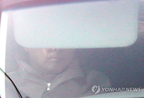 햇빛 가리개로 가린 유영하