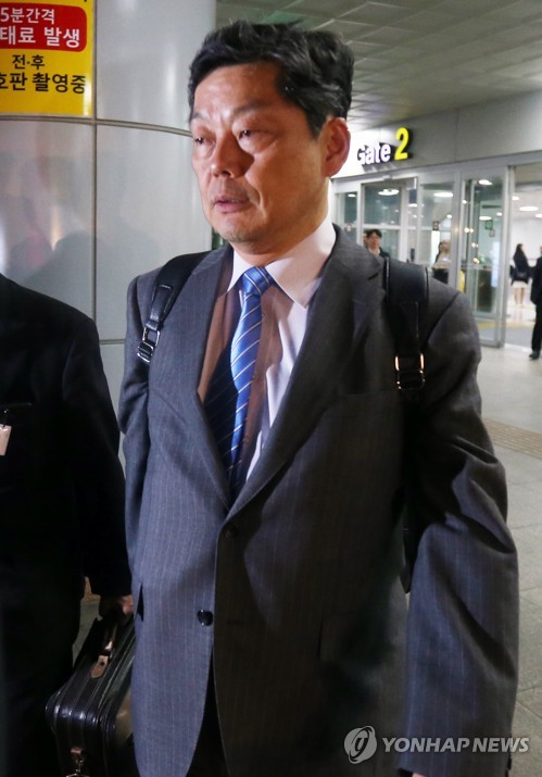 모리모토 총영사 '굳은 표정'