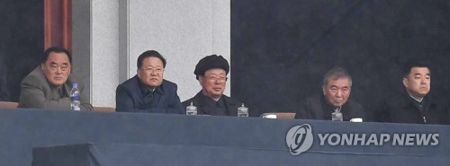 축구 관람하는 최룡해