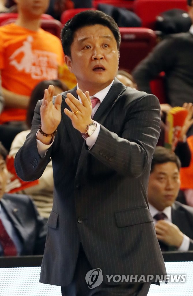 박수치는 유도훈 감독
