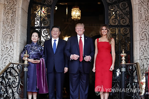 마라라고 만찬장 앞에 선 美·中 정상 부부