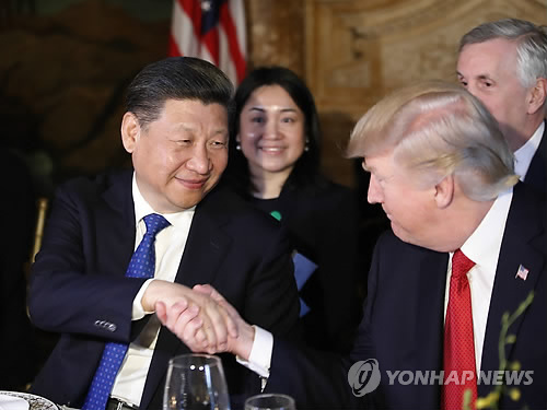 만찬장서 악수하는 트럼프와 시진핑