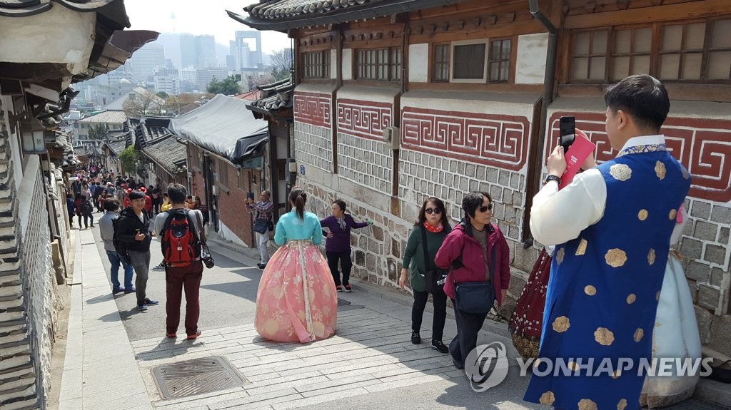 북촌 한옥마을을 찾은 관광객들