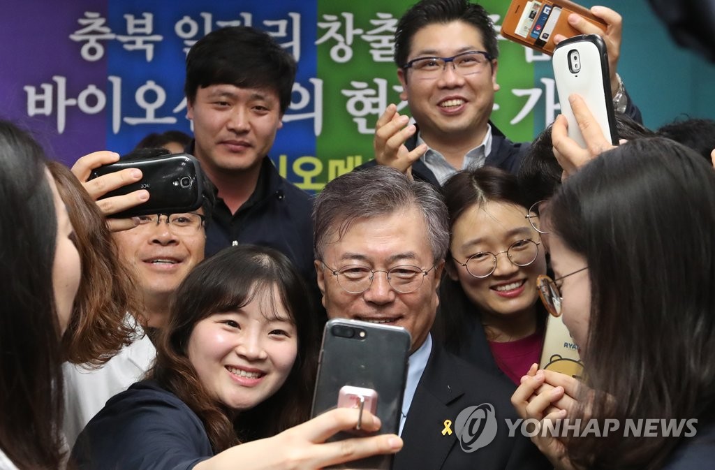 직원들과 기념촬영하는 문재인 후보