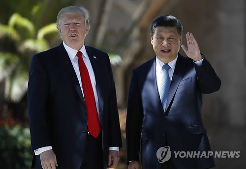 (팜비치 AP=연합뉴스) 도널드 트럼프 미국 대통령(왼쪽)과 시진핑 중국 국가주석이 7일(현지시간) 미국 플로리다주 팜비치의 마라라고 리조트에서 카메라를 향해 포즈를 취하고 있다. 이날 정상회담 후 트럼프 대통령은 "양국관계에 엄청난, 진정한 진전을 이뤘고 많은 추가적 진전을 이뤄낼 것"이라고 말했다. 시 주석도 "친선을 심화하고 양국의 실제적인 관계와 친선을 유지하기 위한 모종의 신뢰를 구축하는 공통의 이해에 도달했다"고 밝혔다.
ymarshal@yna.co.kr
