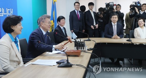 개회 선언하는 문재인 후보