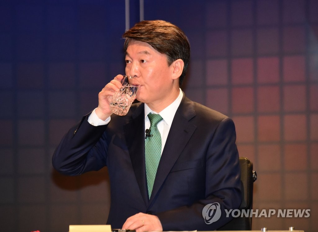 안철수 후보, 목부터 축이고