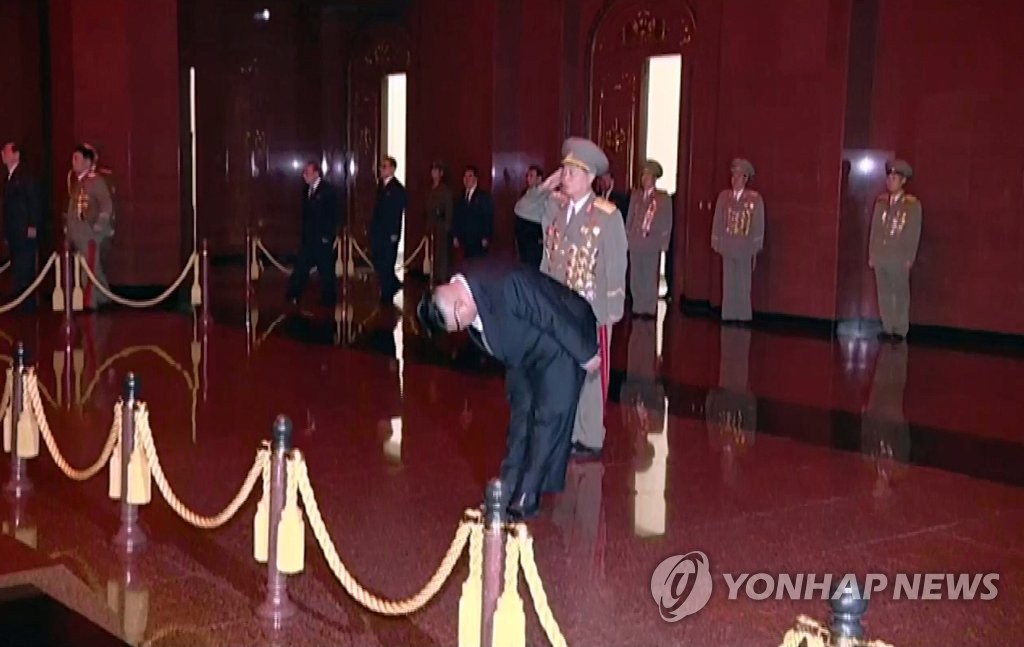 북한 김정은, 김일성 생일 맞아 금수산궁전 참배