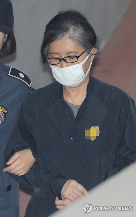 호송차에서 내린 최순실