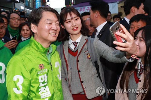 기념촬영하는 안철수