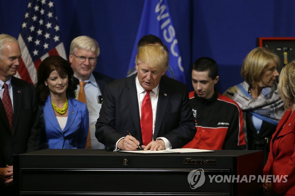 트럼프, '전문직 비자 강화' 행정명령 서명