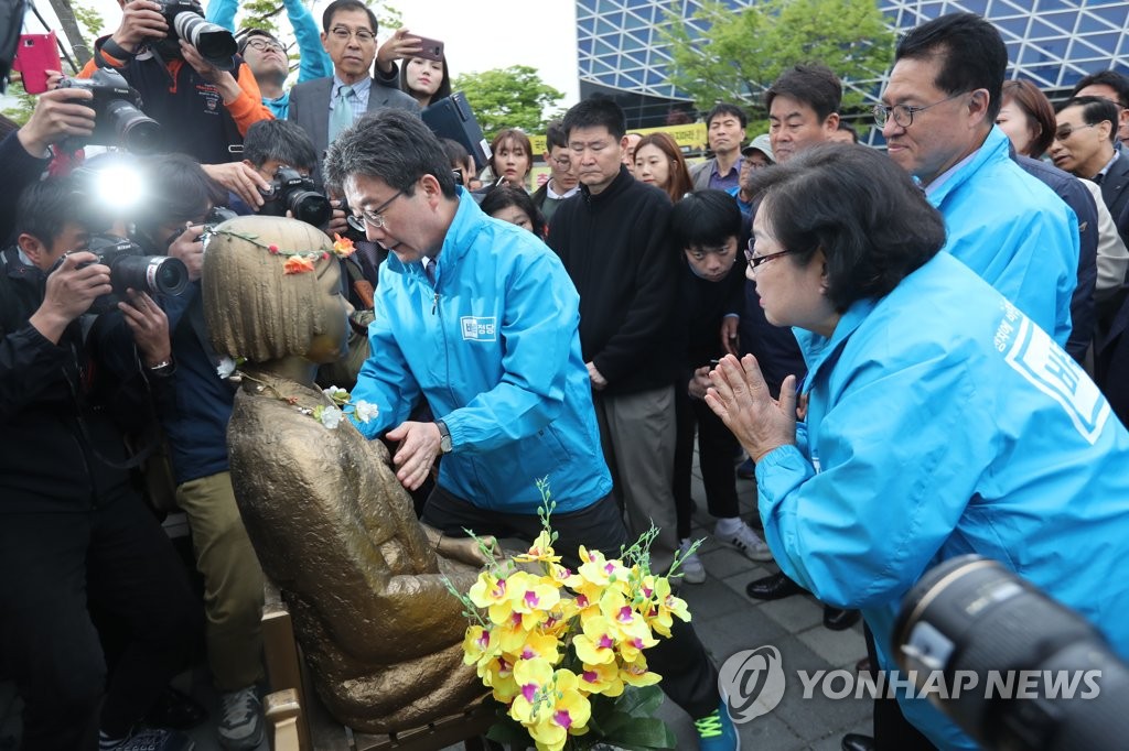 전주 평화의소녀상 어루만지는 유승민