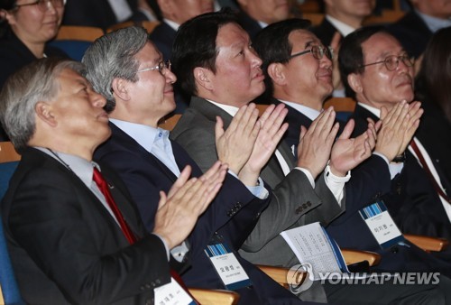 박수치는 최태원 회장
