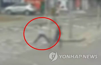 흉기로 위협하는 피의자
