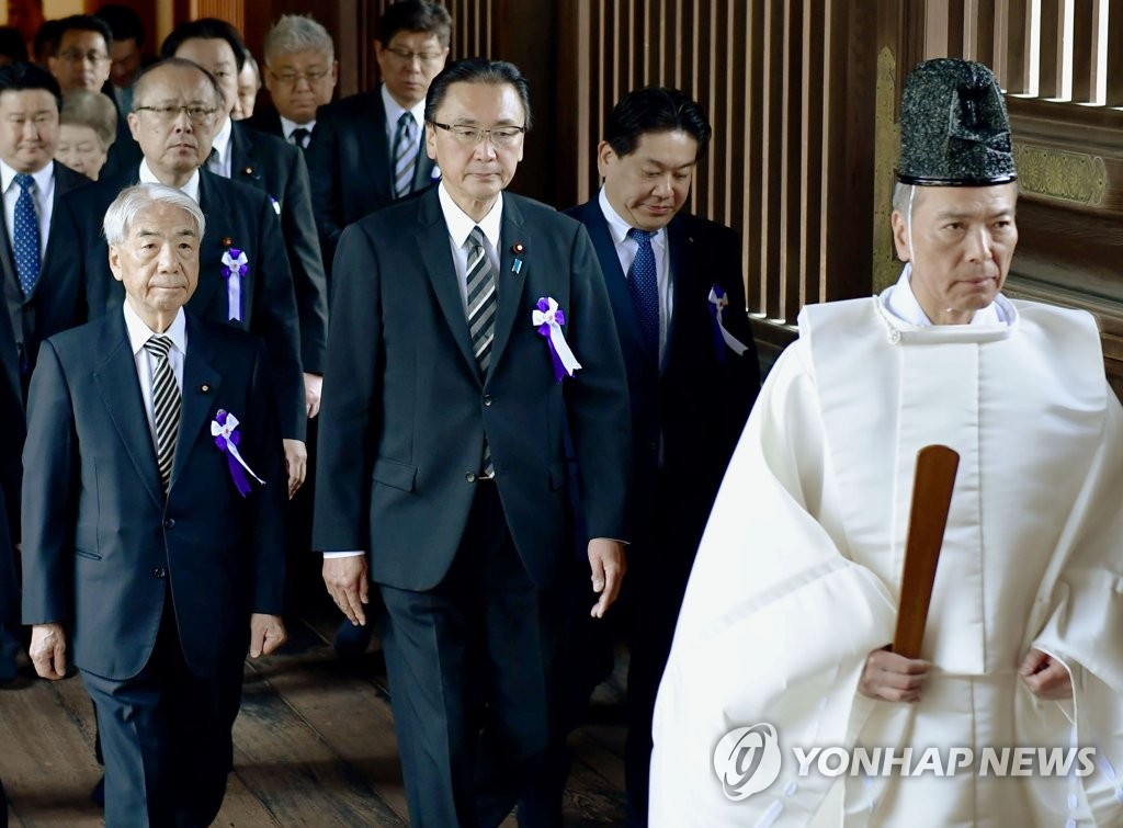 日의원 90여명이 지난해 춘계대제 때 야스쿠니신사를 참배하는 모습