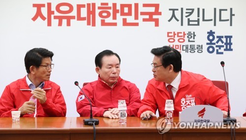 중앙선거대책위원회의 참석한 정우택