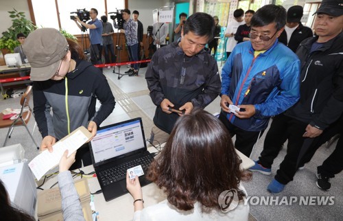 투표하는 미수습자 가족
