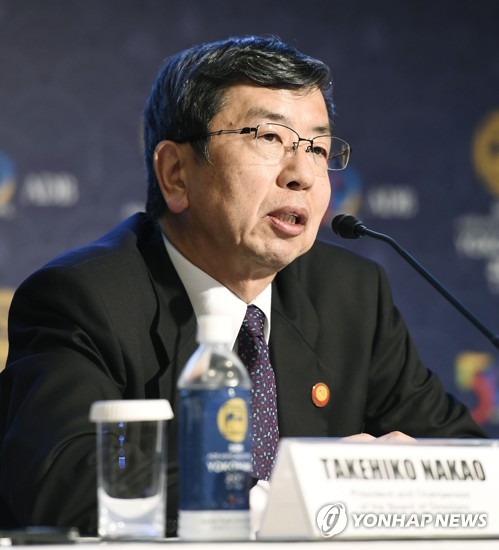 기자회견하는 나카오 ADB 총재