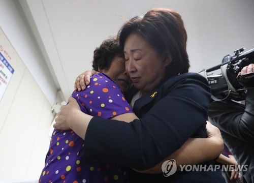 유족 위로하는 심상정