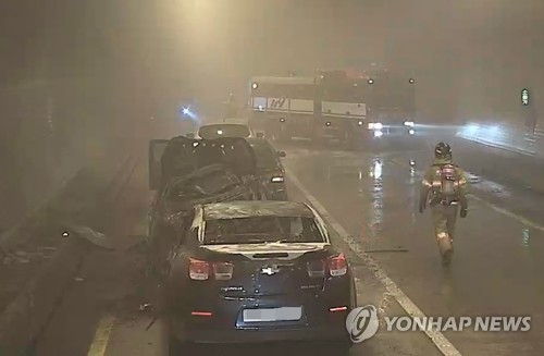 창원 귀산터널서 차량 화재