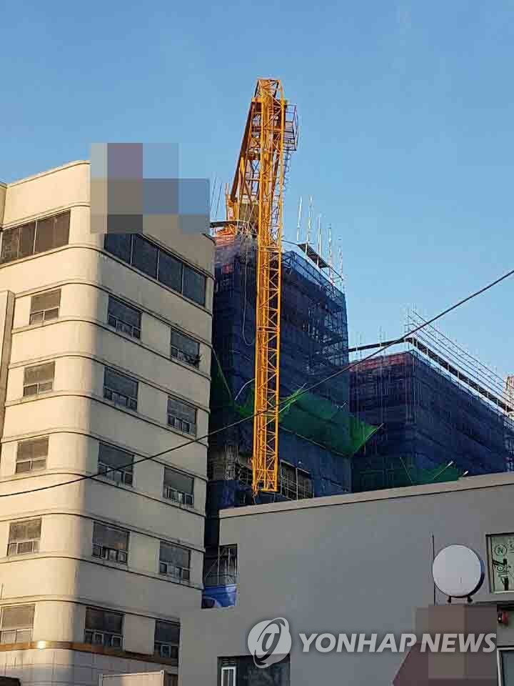 강풍에 힘없이 넘어진 대형 크레인…인명피해 없어