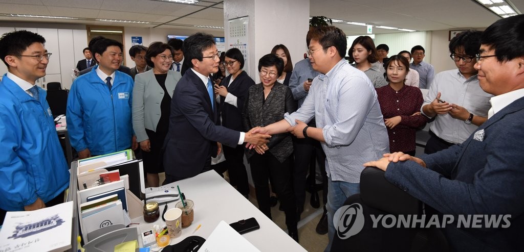 당직자 격려하는 유승민