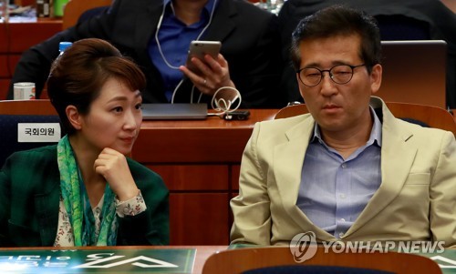 개표방송 지켜보는 이언주-최명길
