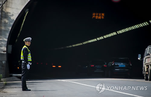 韓유치원생 탄 버스 화재현장 산둥성 터널